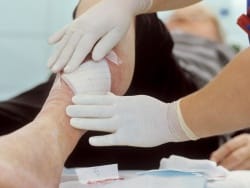 Penggantian balutann luka pasien adalah aktivitas yang dapat dilakukan saat shift malam