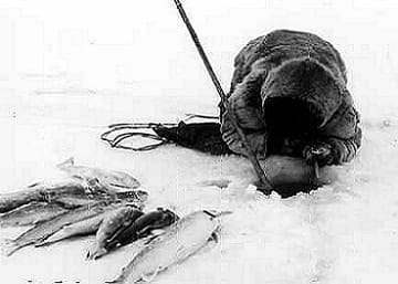 man_netsilik_icefishing