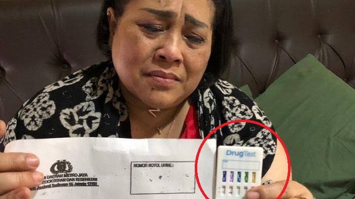 Artis Nunung terlibat Narkoba, Cari Tahu Alat Cek Narkoba yang Dipegang Nunung