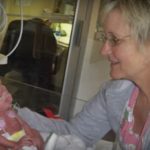 Perawat Baik Hati Mendapatkan Ucapan Terima Kasih dari Keluarga yang Ia Selamatkan
